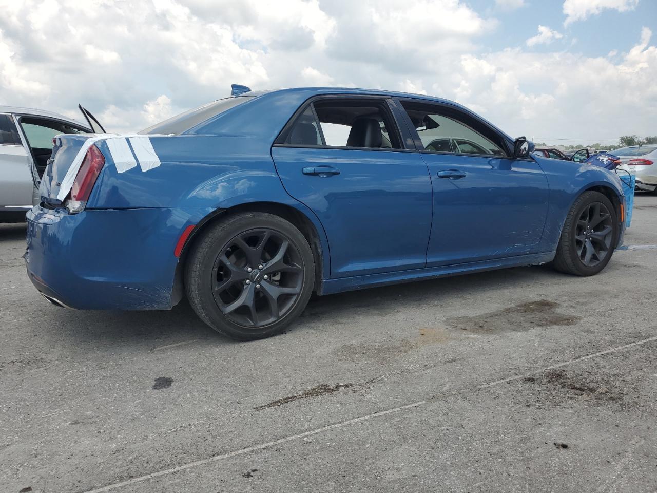 2022 Chrysler 300 Touring L - Фото 3