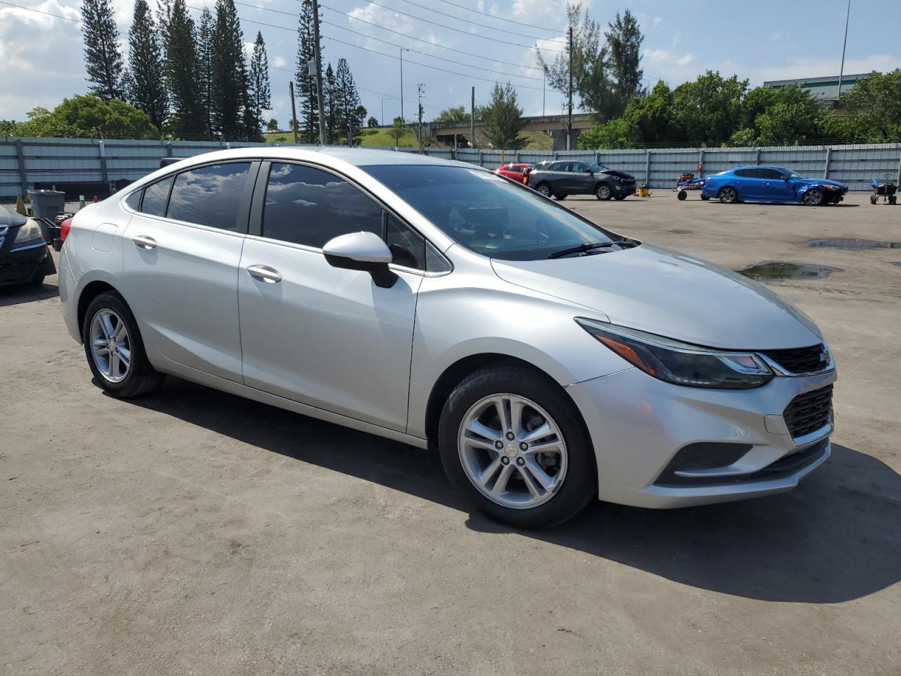 2017 Chevrolet Cruze Lt - Image 4