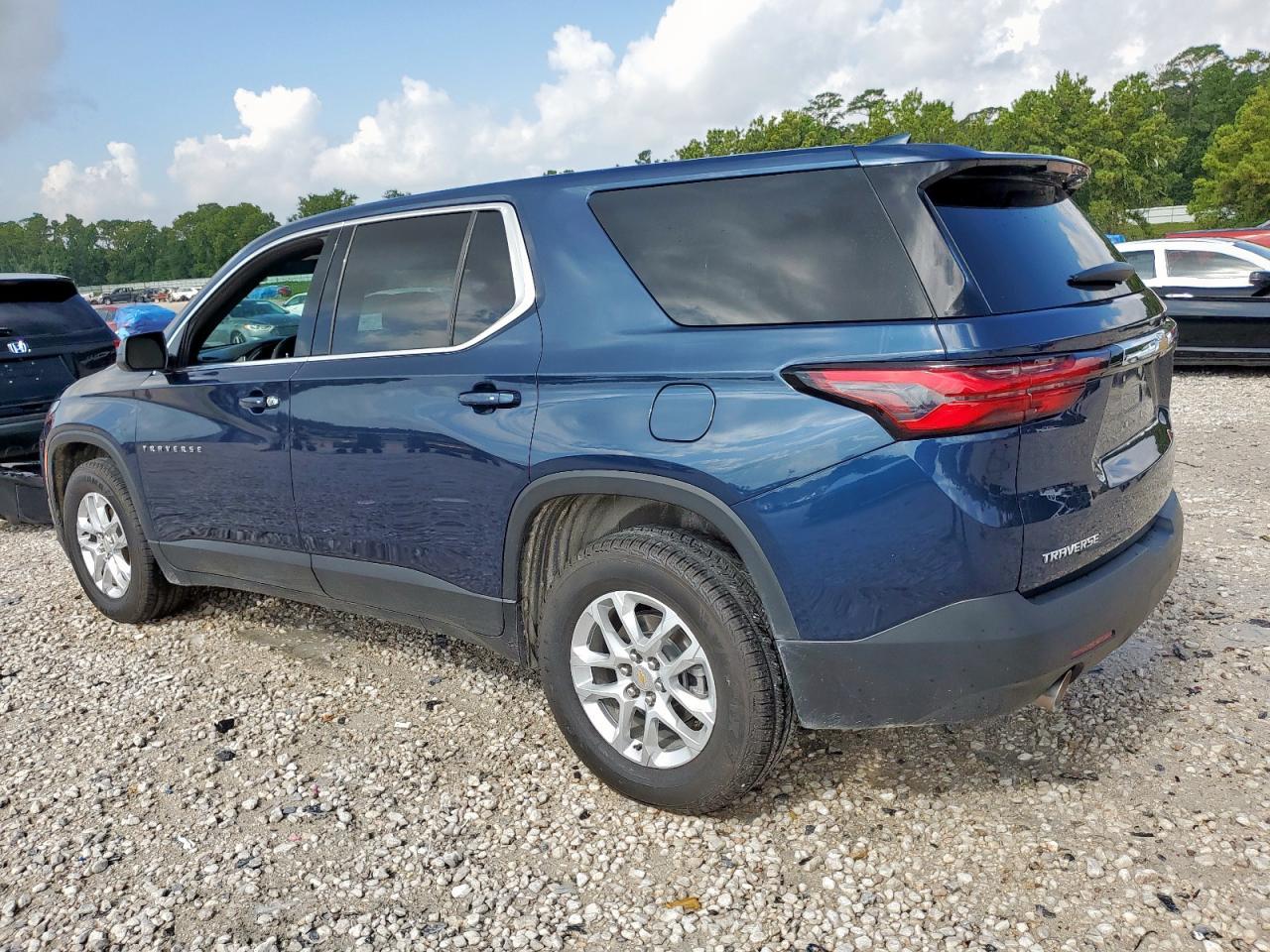 2023 Chevrolet Traverse Ls - Фото 2