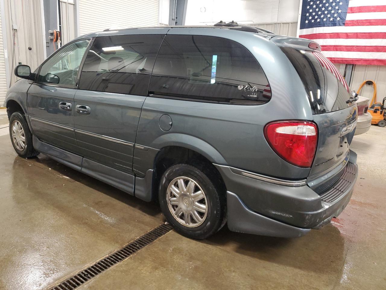 2005 Chrysler Town & Country Limited - Image 2