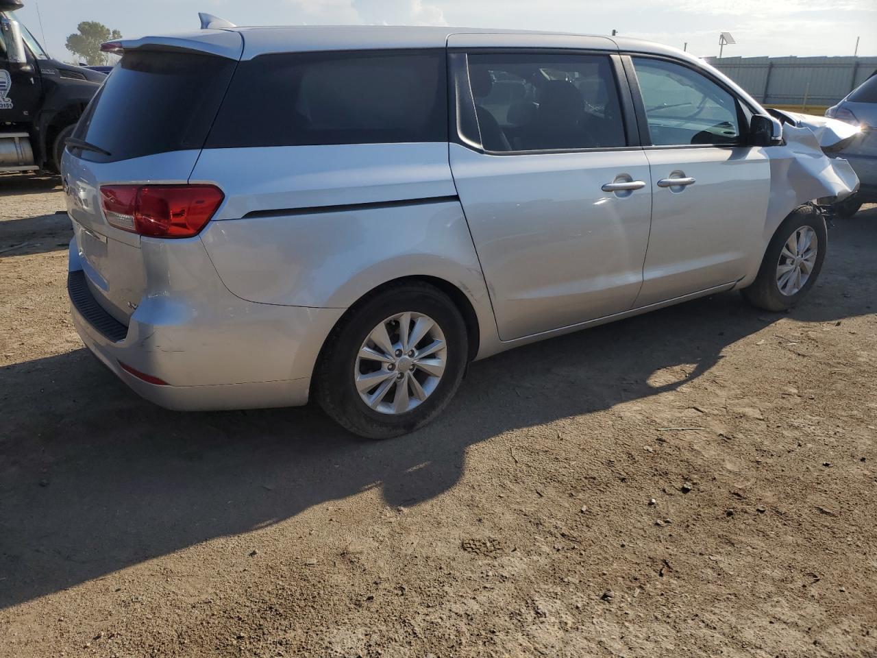 2017 Kia Sedona Lx - Фото 3