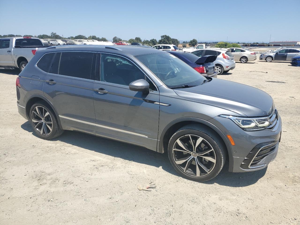 2022 Volkswagen Tiguan Sel R-Line - Image 4