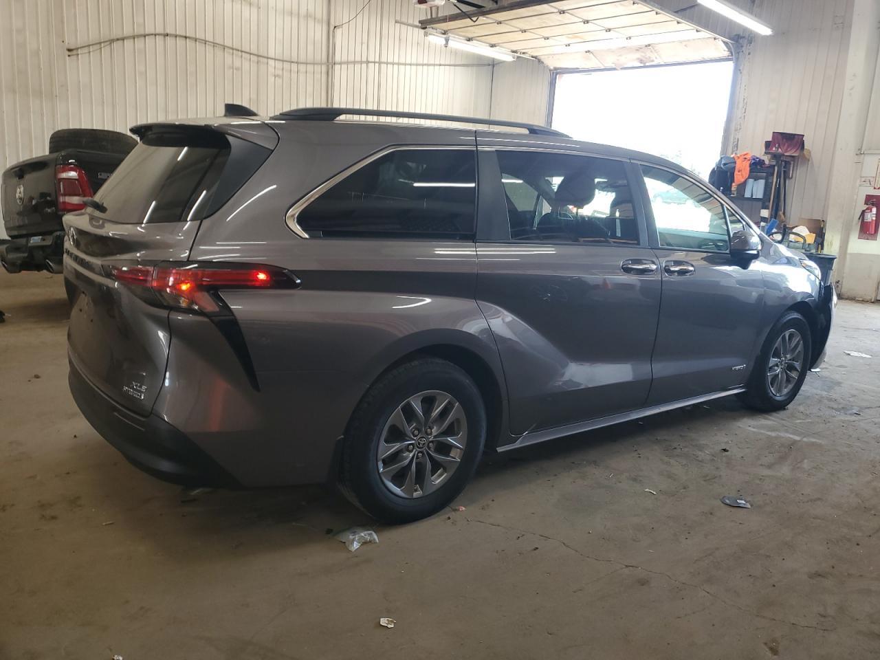 2021 Toyota Sienna Xle - Фото 3