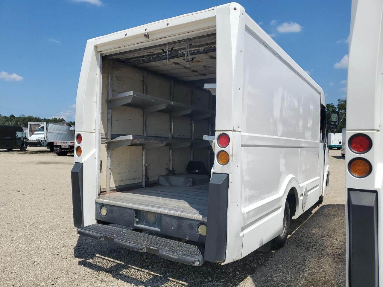 2015 Isuzu Npr - Фото 3