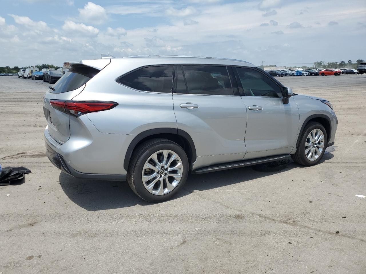 2022 Toyota Highlander Limited - Image 3