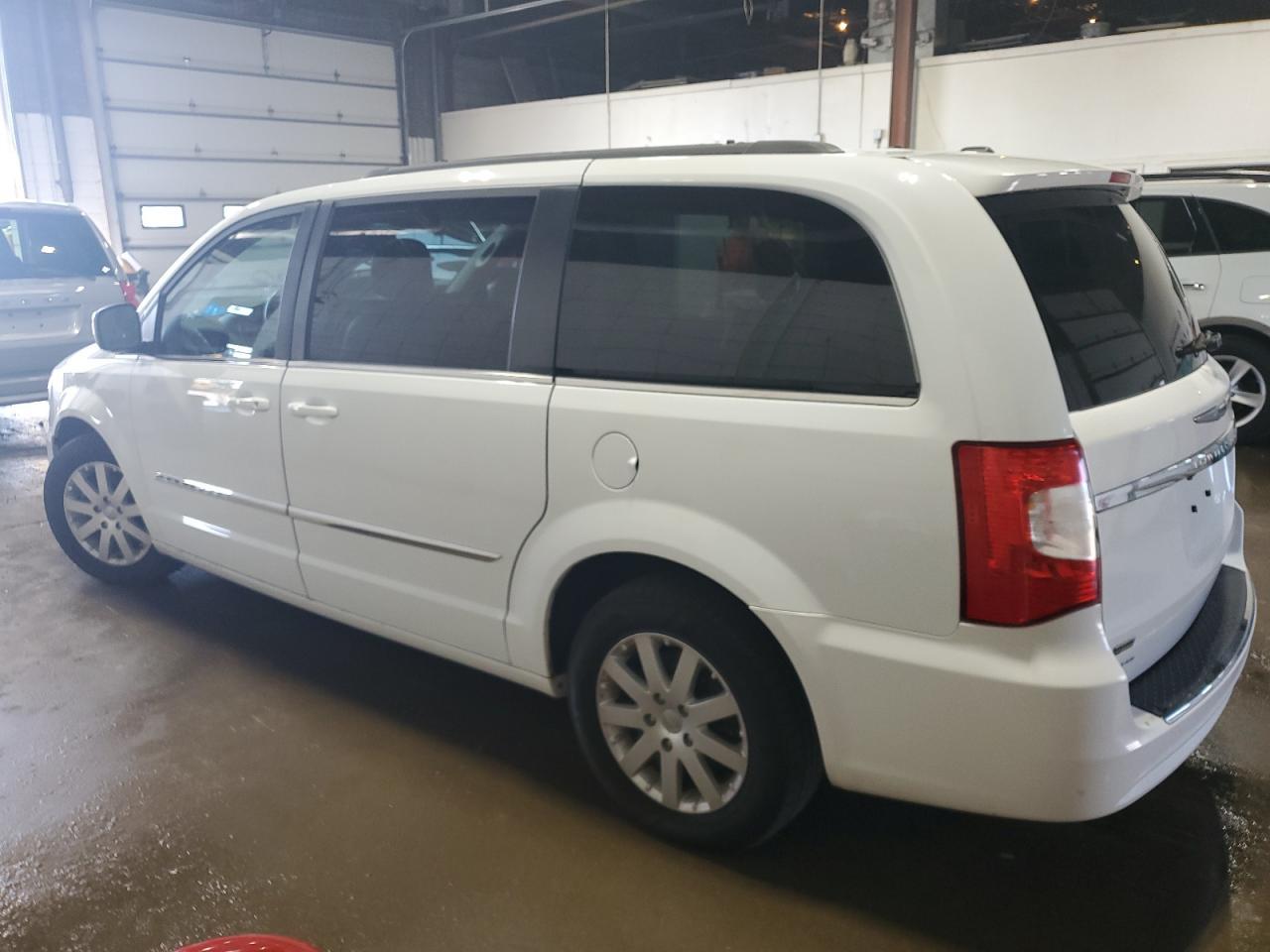2014 Chrysler Town & Country Touring - Фото 2