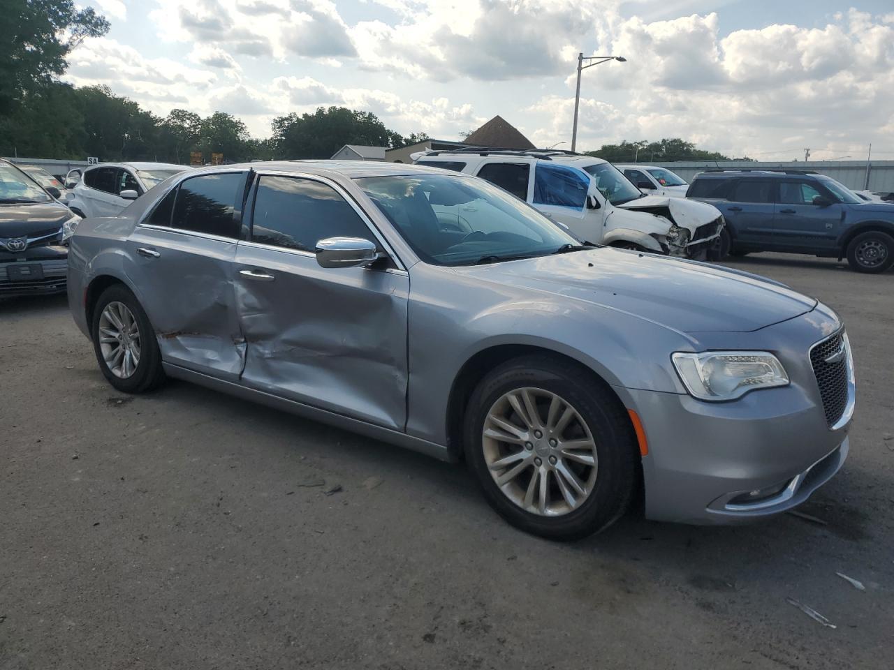 2016 Chrysler 300C - Image 4
