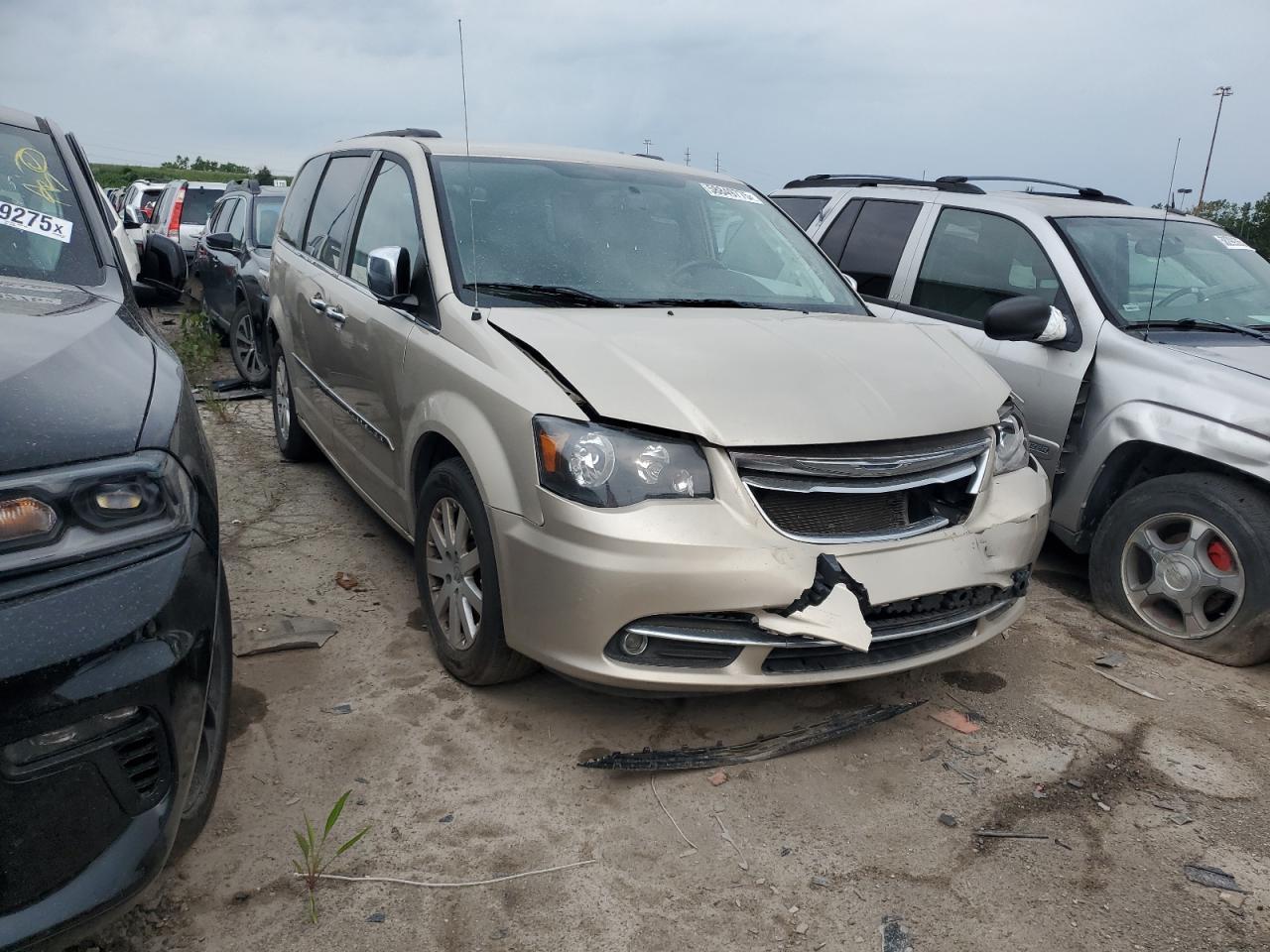 2012 Chrysler Town & Country Touring L - Image 4