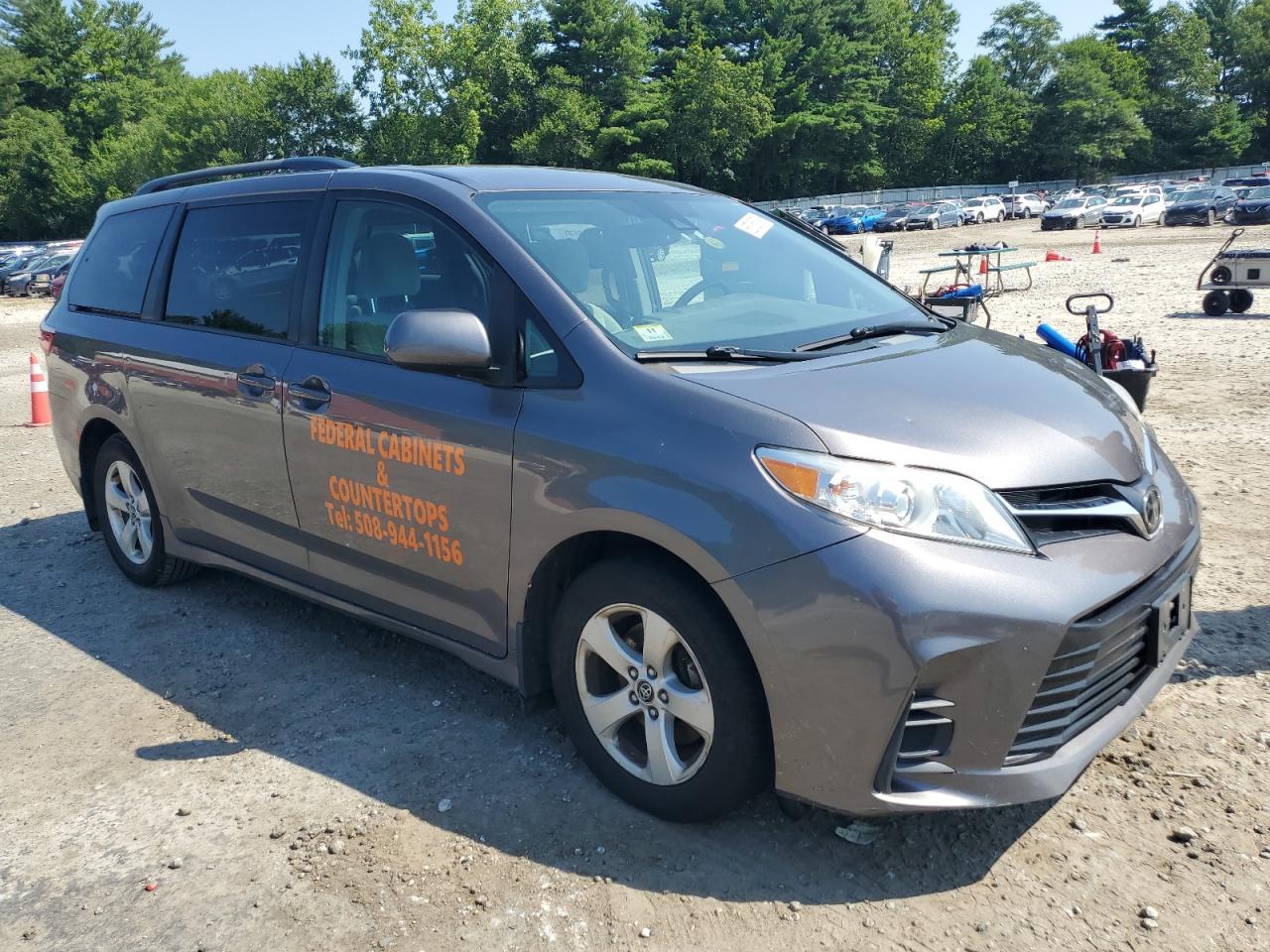 2019 Toyota Sienna Le - Image 4