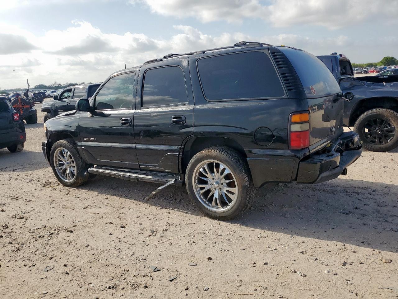 2005 GMC Yukon Denali - Image 2