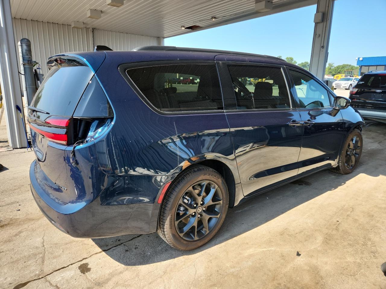 2025 Chrysler Pacifica Limited - Image 3