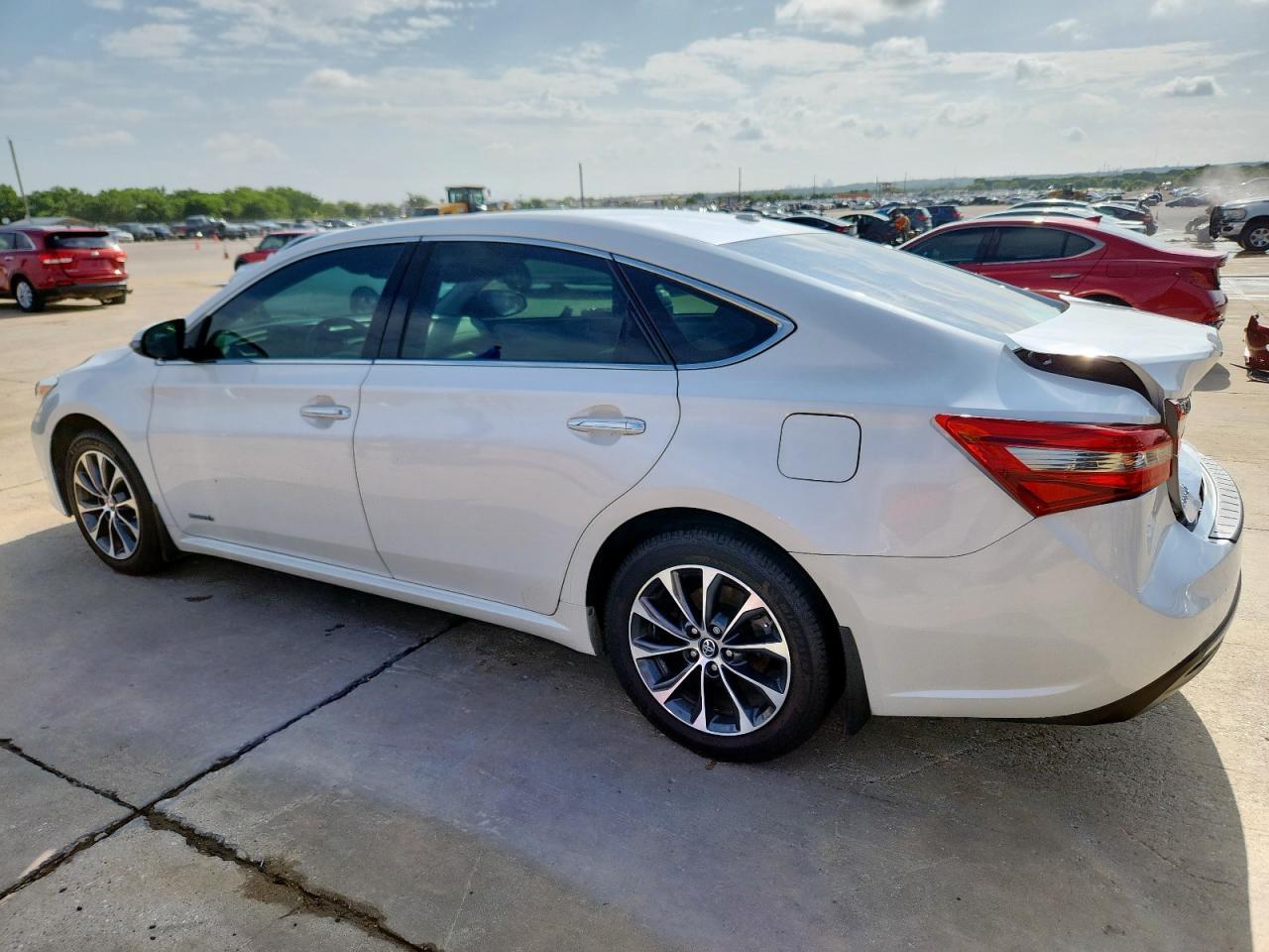 2016 Toyota Avalon Hybrid - Image 2
