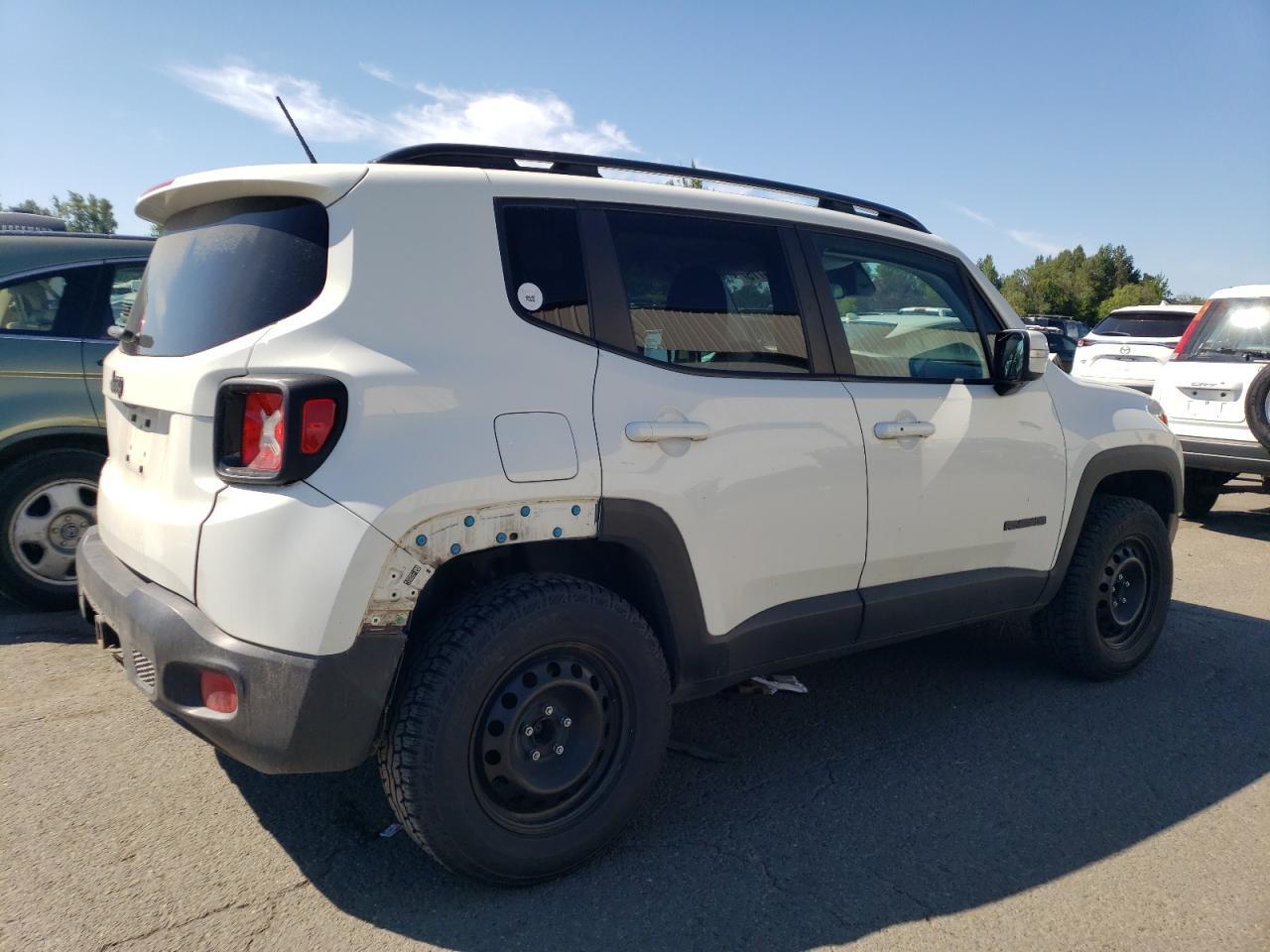 2017 Jeep Renegade Latitude - Image 3