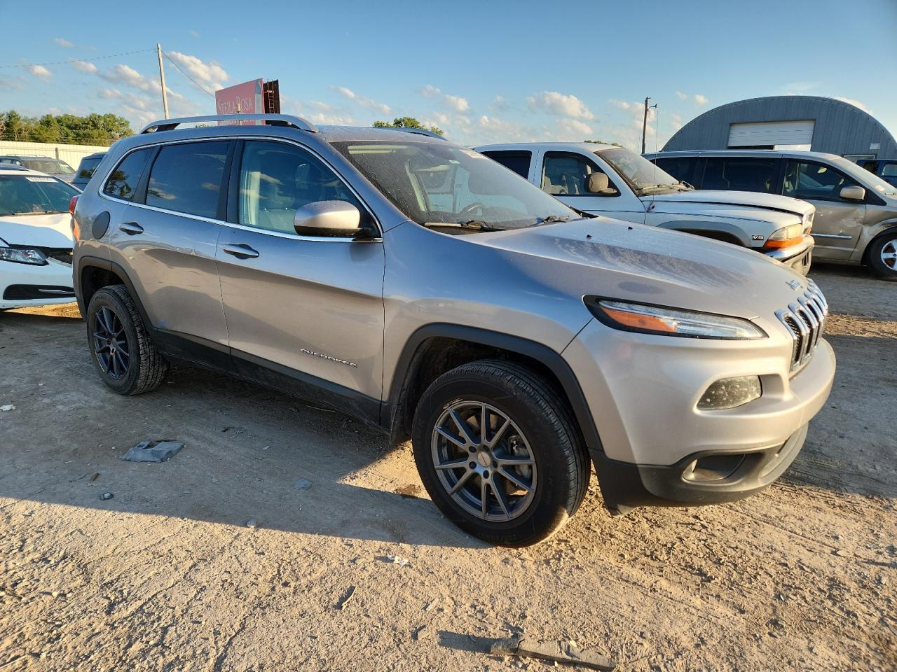 2016 Jeep Cherokee Latitude - Image 4