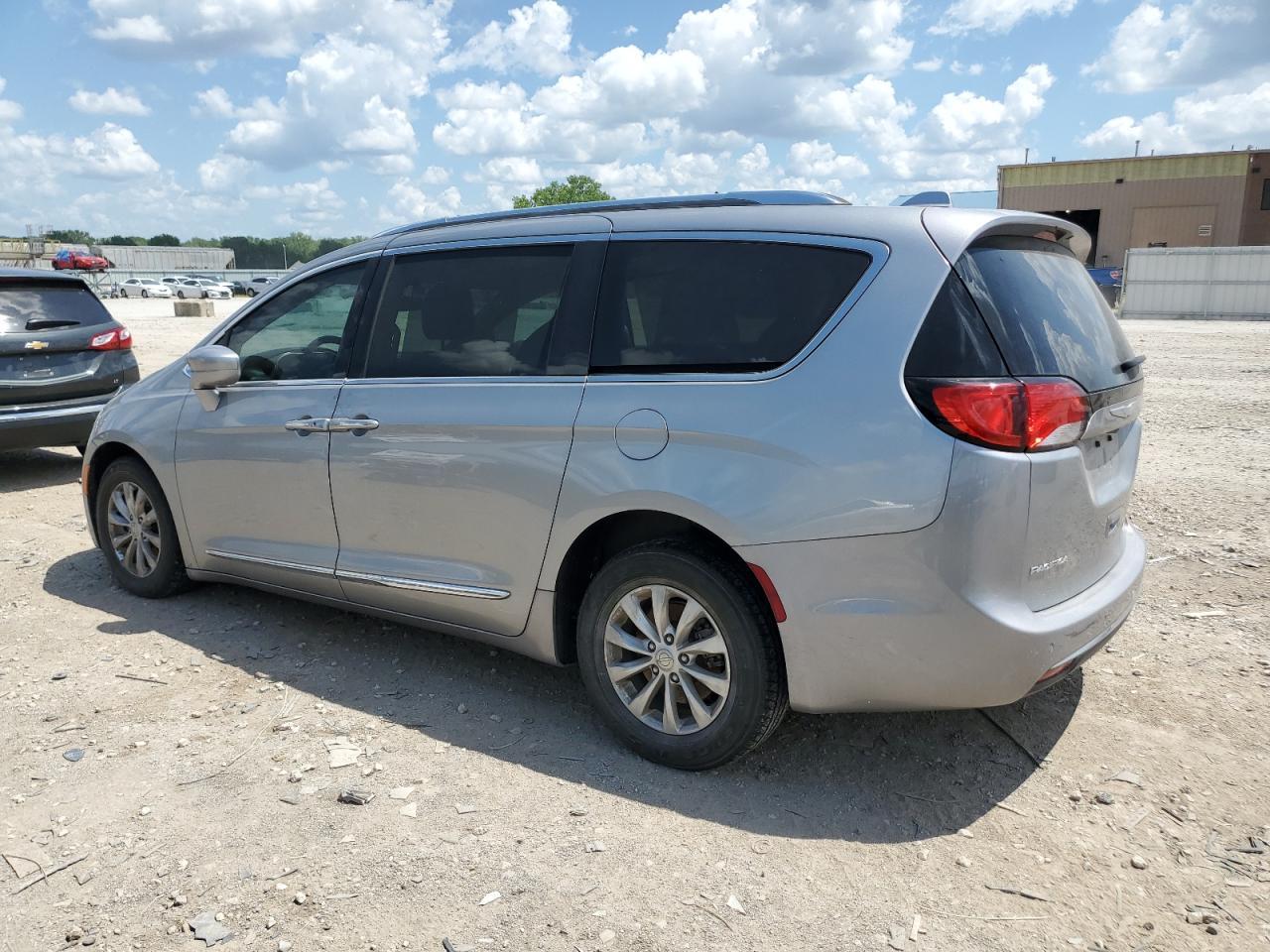2018 Chrysler Pacifica Touring L - Image 2