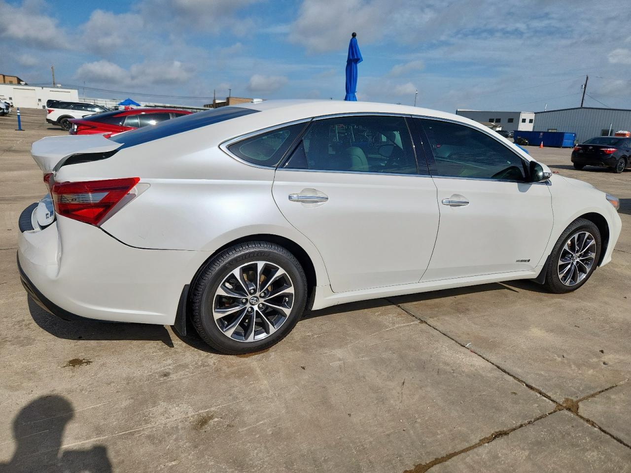 2016 Toyota Avalon Hybrid - Image 3