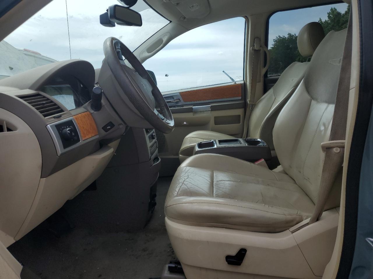 2010 Chrysler Town & Country Limited - Фото 7