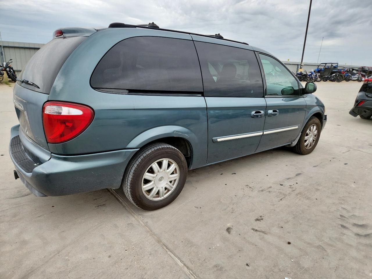 2005 Chrysler Town & Country Touring - Фото 3