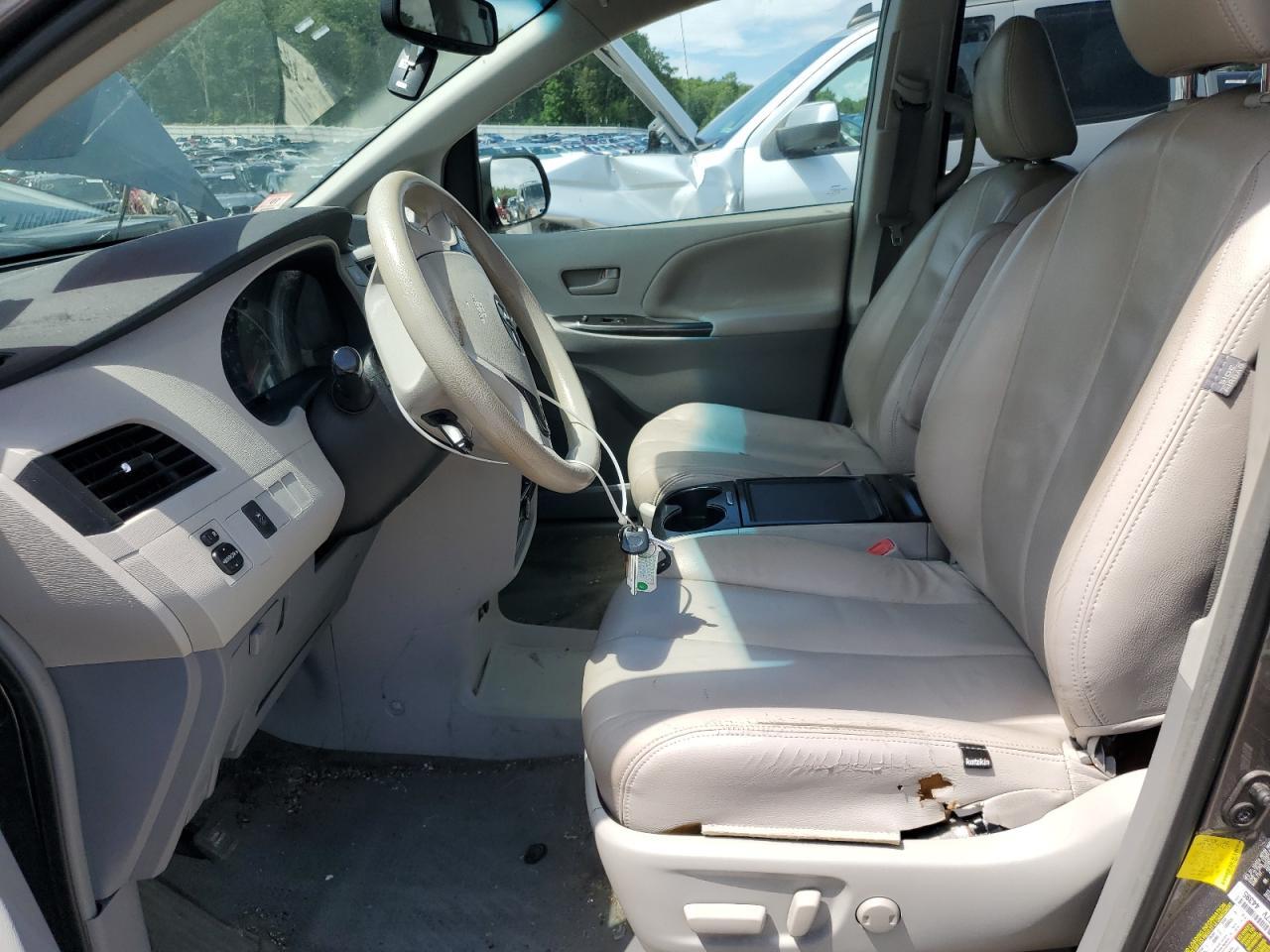 2013 Toyota Sienna Le - Фото 7