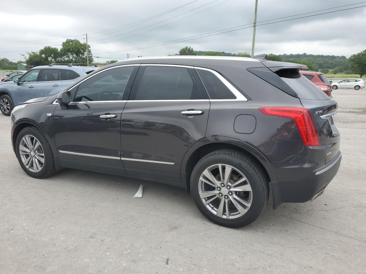 2017 Cadillac Xt5 Luxury - Image 2