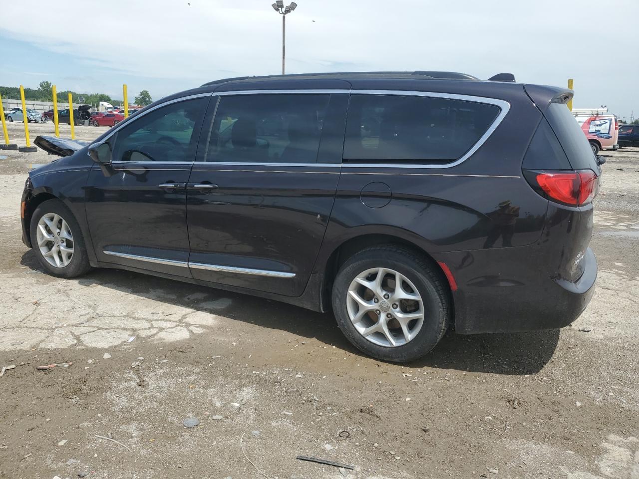 2017 Chrysler Pacifica Touring L - Image 2
