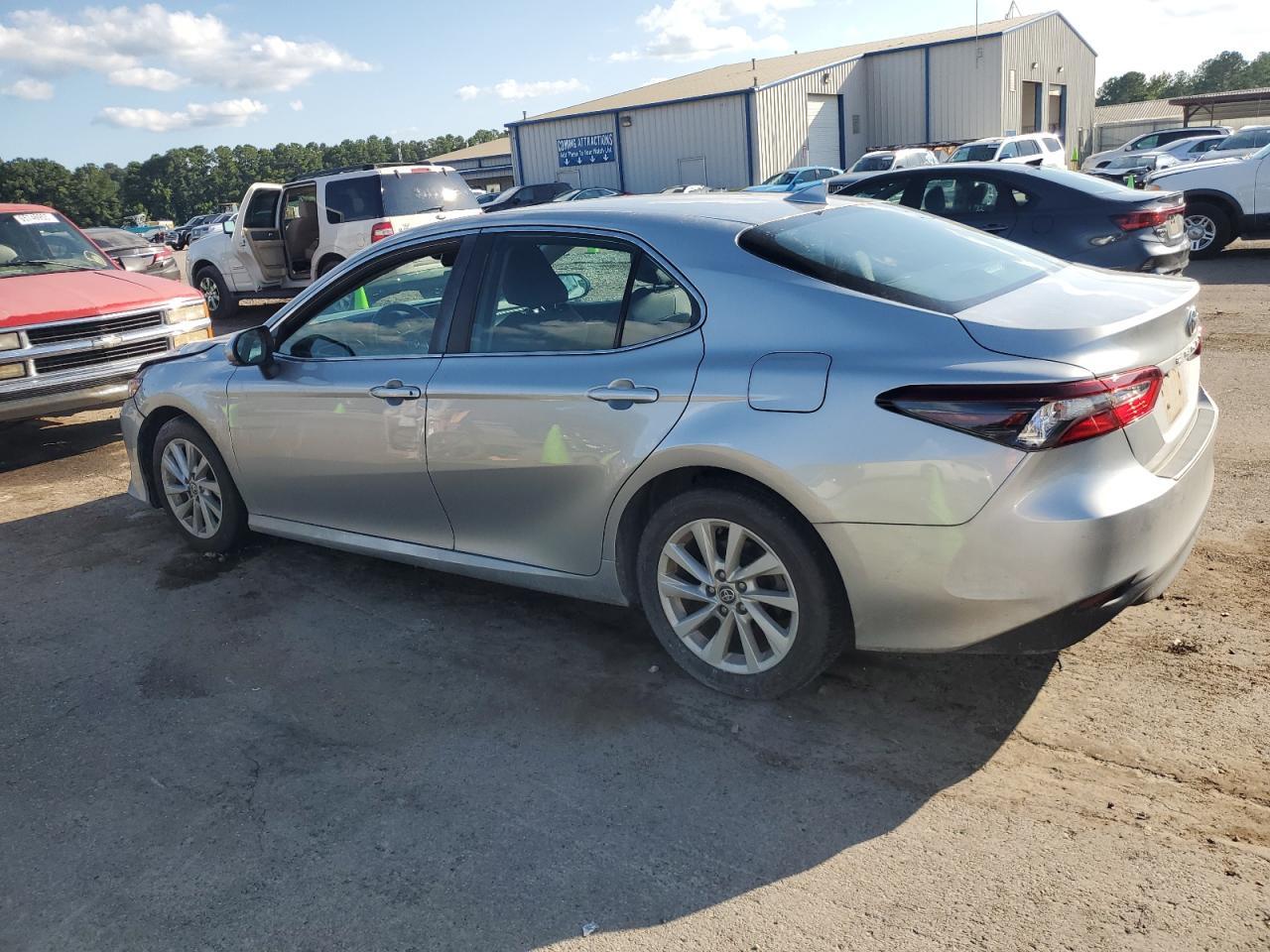 2023 Toyota Camry Le - Фото 2
