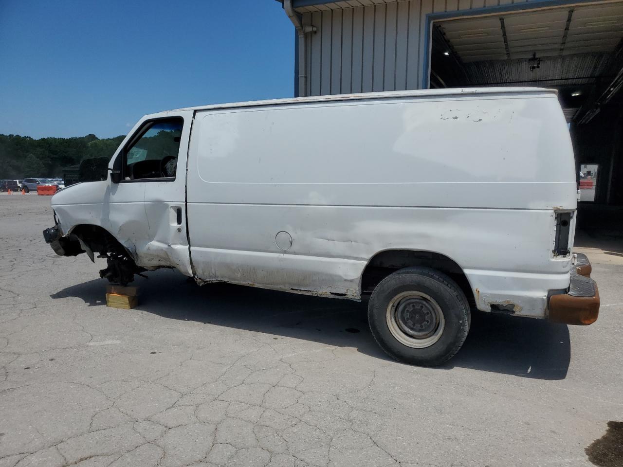 2002 Ford Econoline E250 Van - Фото 2