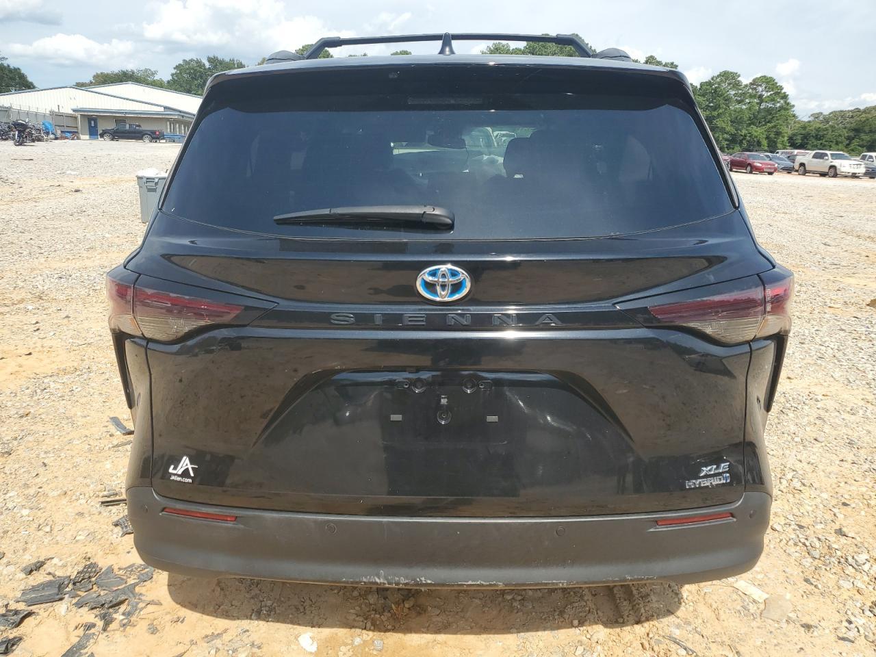 2024 Toyota Sienna Xle - Image 6