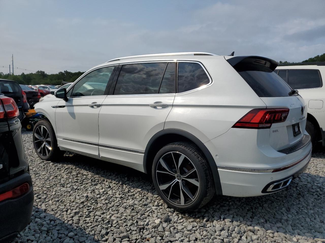 2024 Volkswagen Tiguan Sel R-Line Black - Image 2