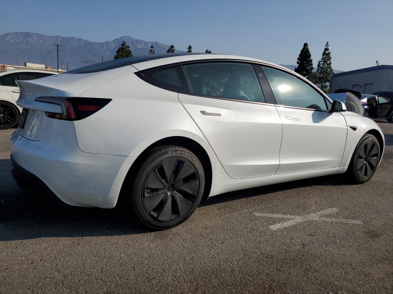 2025 Tesla Model 3 - Фото 3