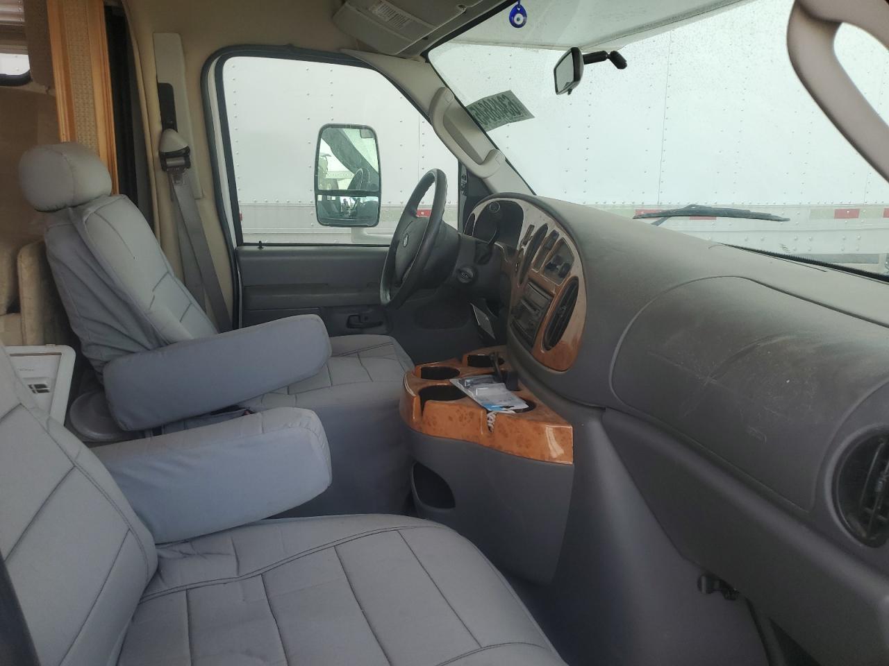 2006 Ford Econoline E450 Super Duty Cutaway Van - Image 5