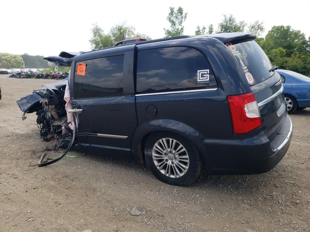 2013 Chrysler Town & Country Touring L - Фото 2