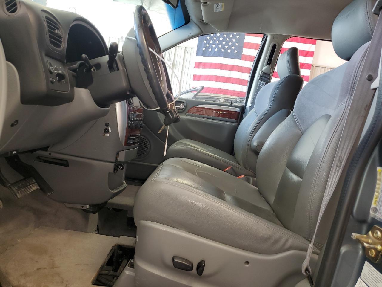 2005 Chrysler Town & Country Limited - Image 7