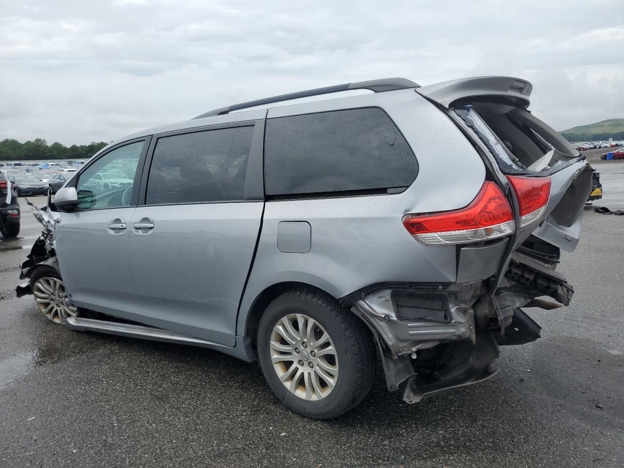 2013 Toyota Sienna Xle - Фото 2