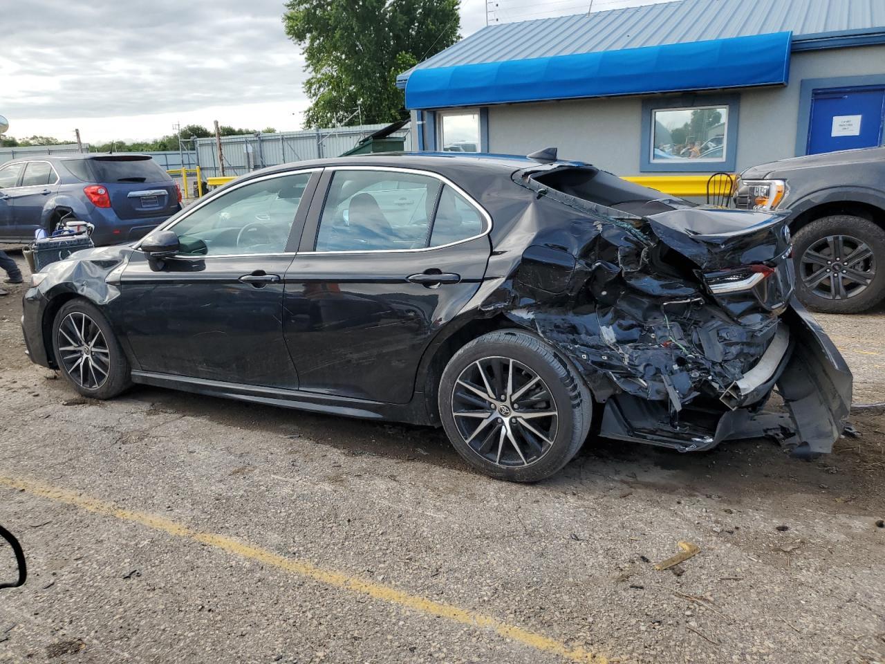 2022 Toyota Camry Se - Image 2