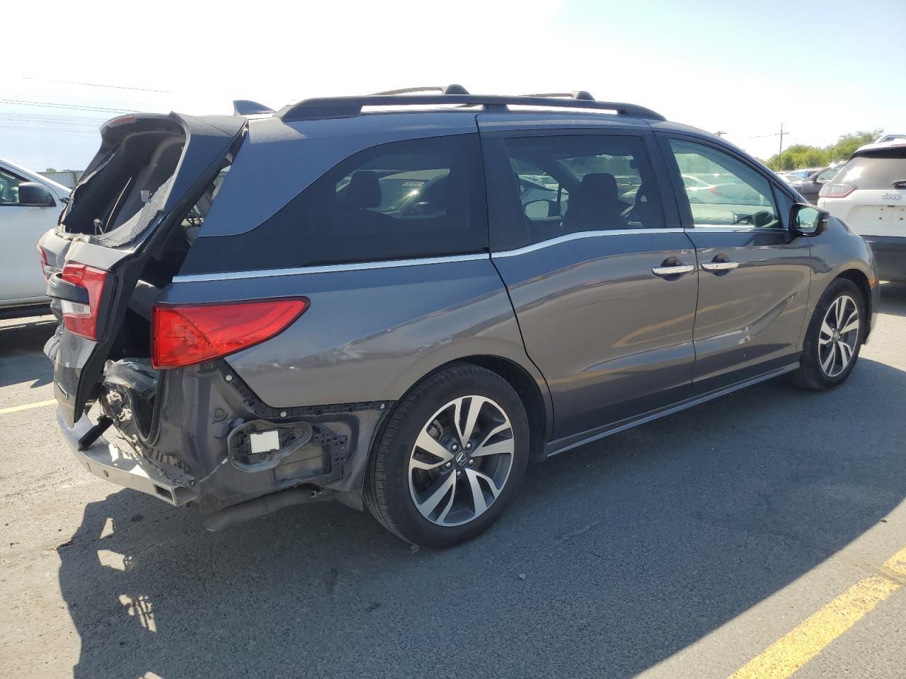 2022 Honda Odyssey Touring - Image 3
