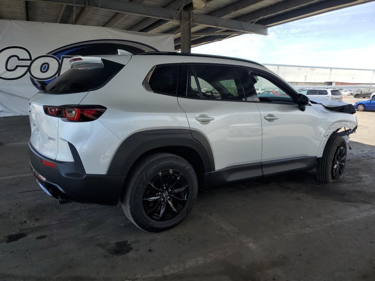 2025 Mazda Cx-50 Premium - Image 3