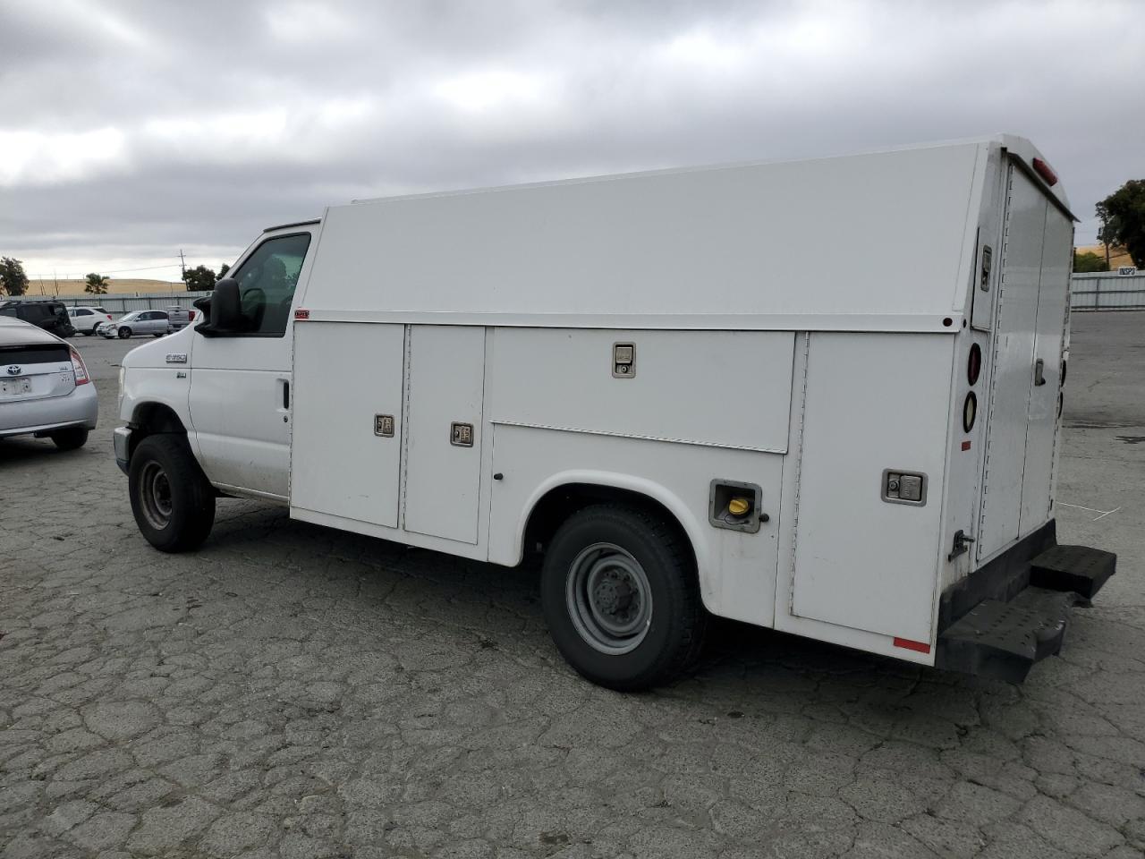 2013 Ford Econoline E350 Super Duty Cutaway Van - Фото 2