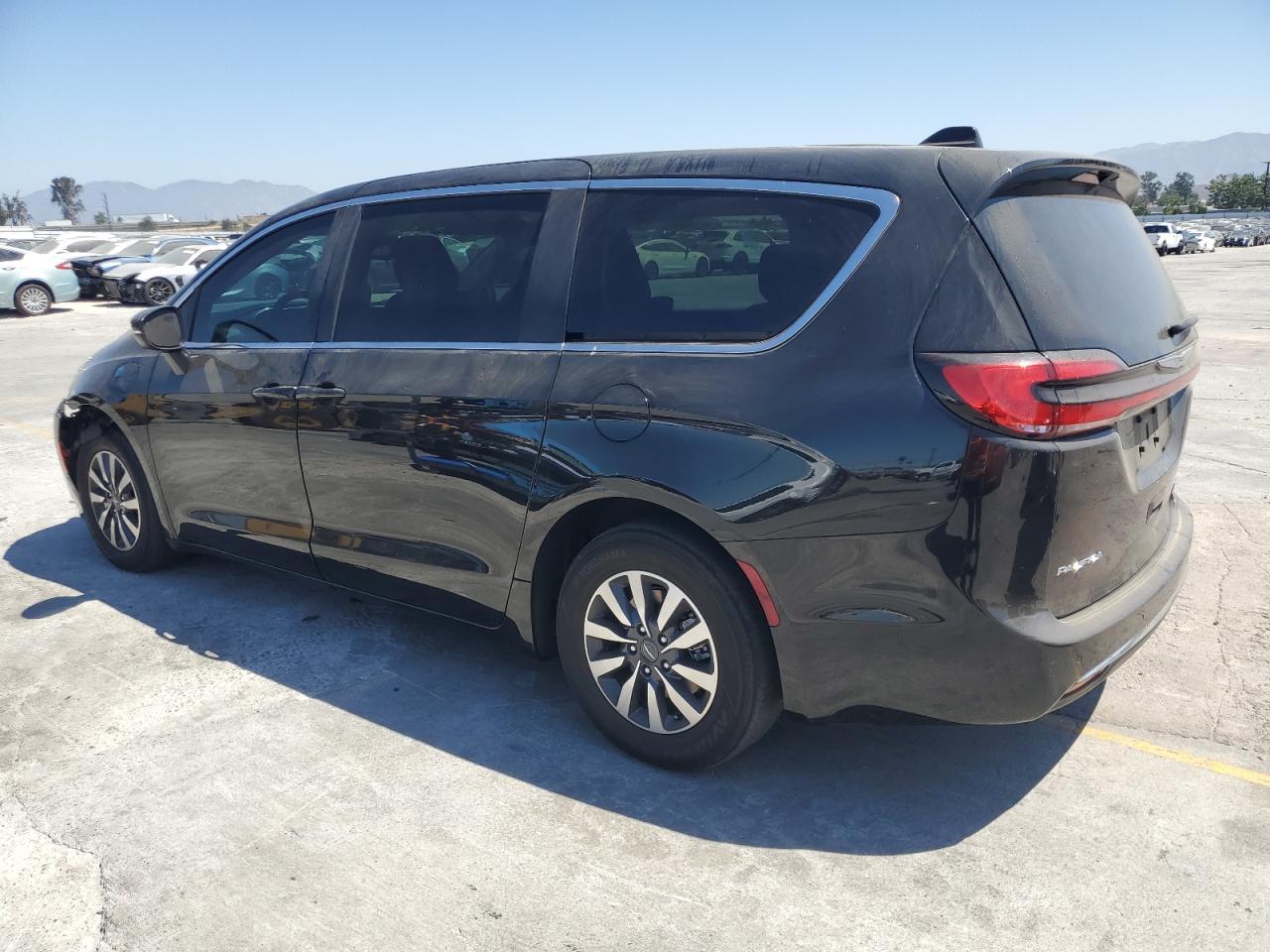 2023 Chrysler Pacifica Hybrid Touring L - Image 2