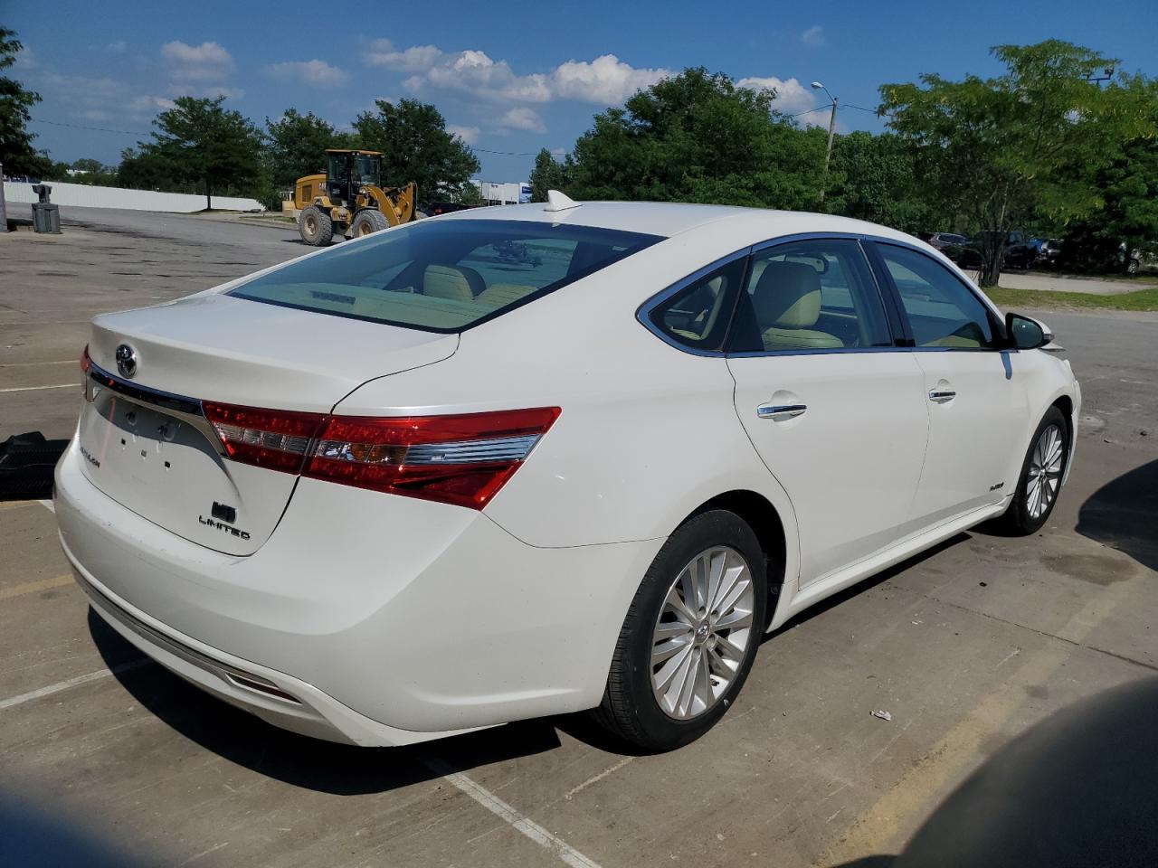 2015 Toyota Avalon Hybrid - Image 3