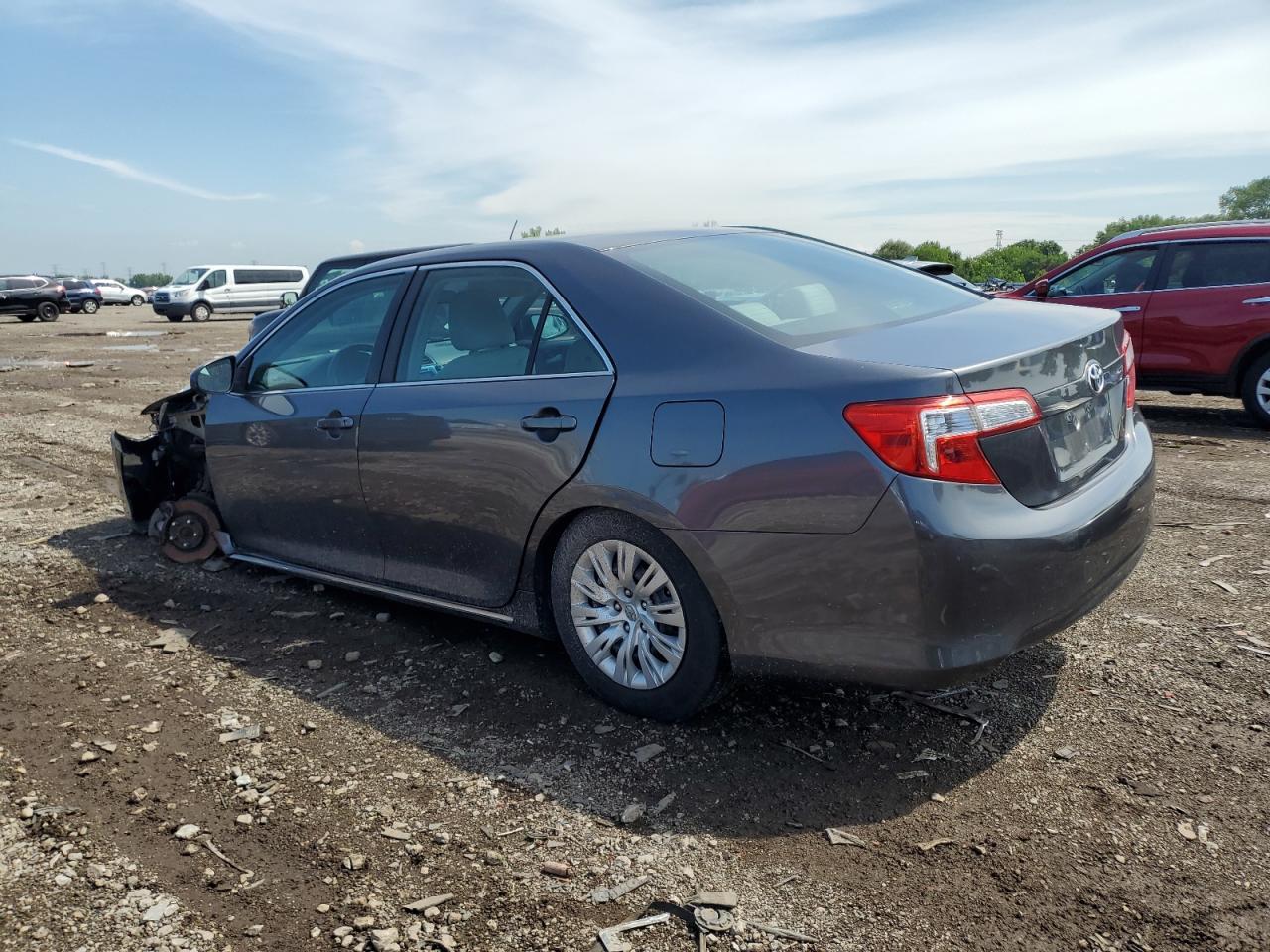2014 Toyota Camry L - Фото 2