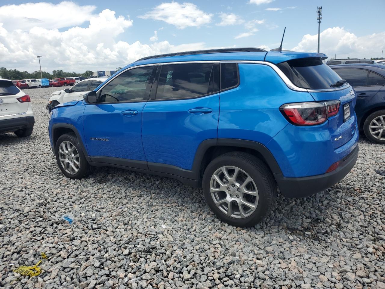 2022 Jeep Compass Latitude Lux - Image 2