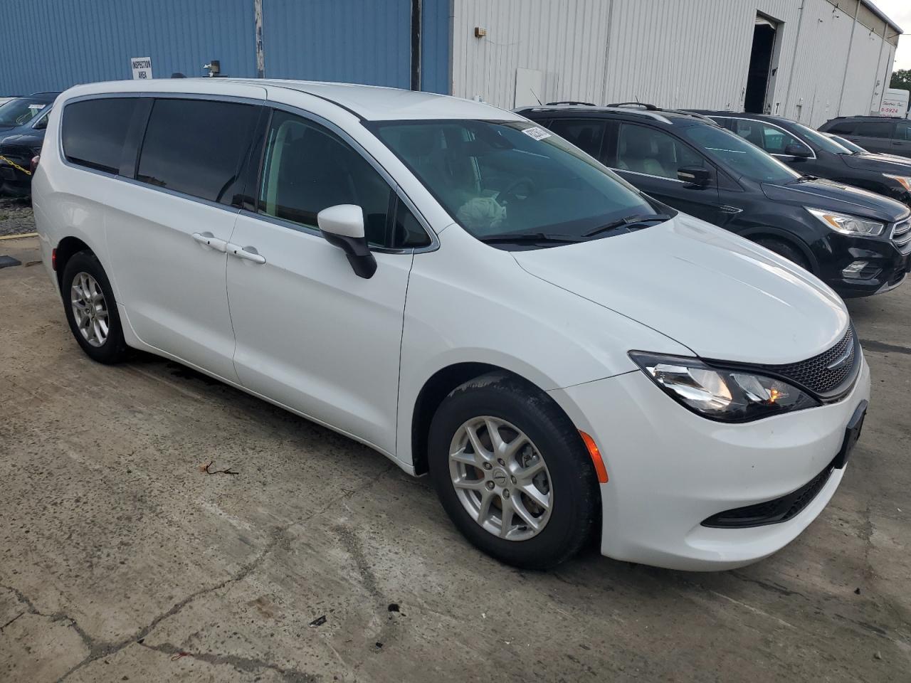 2022 Chrysler Voyager Lx - Фото 4