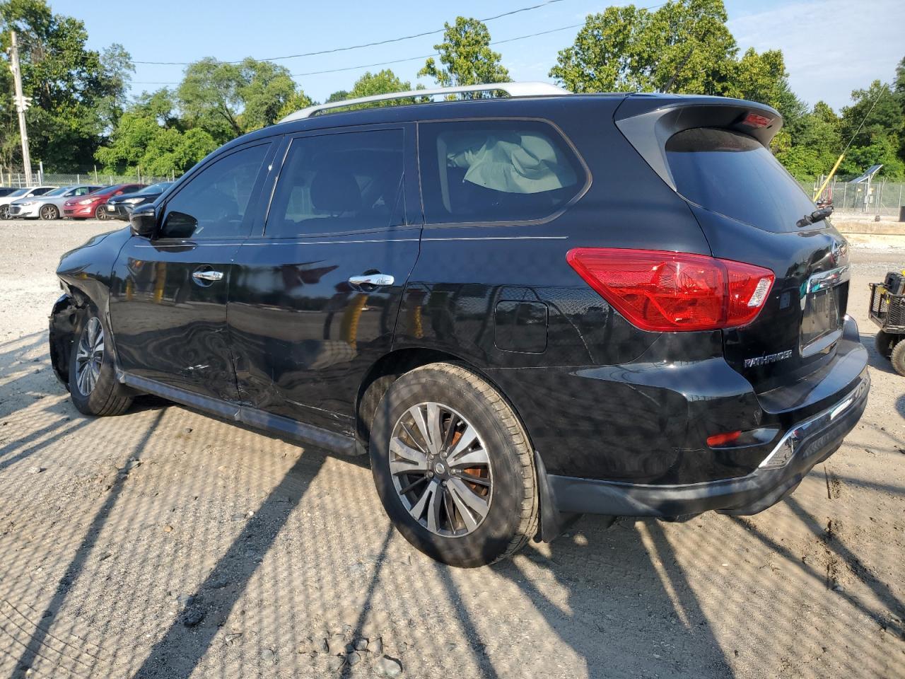 2017 Nissan Pathfinder S - Фото 2