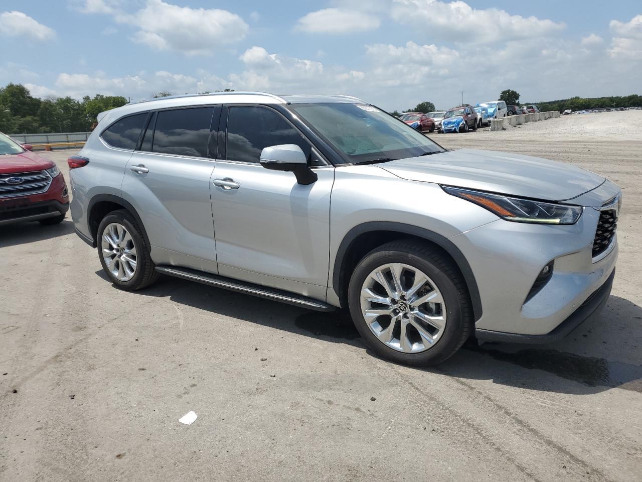 2022 Toyota Highlander Limited - Image 4