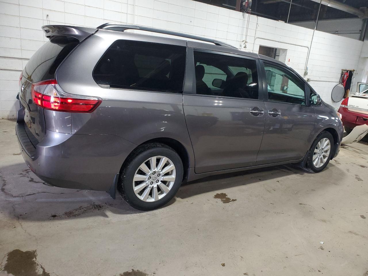 2017 Toyota Sienna Xle - Фото 3