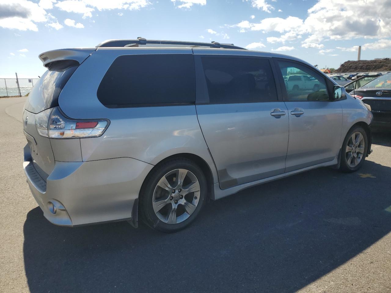 2011 Toyota Sienna Sport - Фото 3