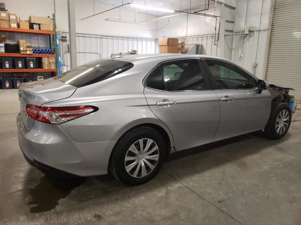 2020 Toyota Camry Le - Фото 3