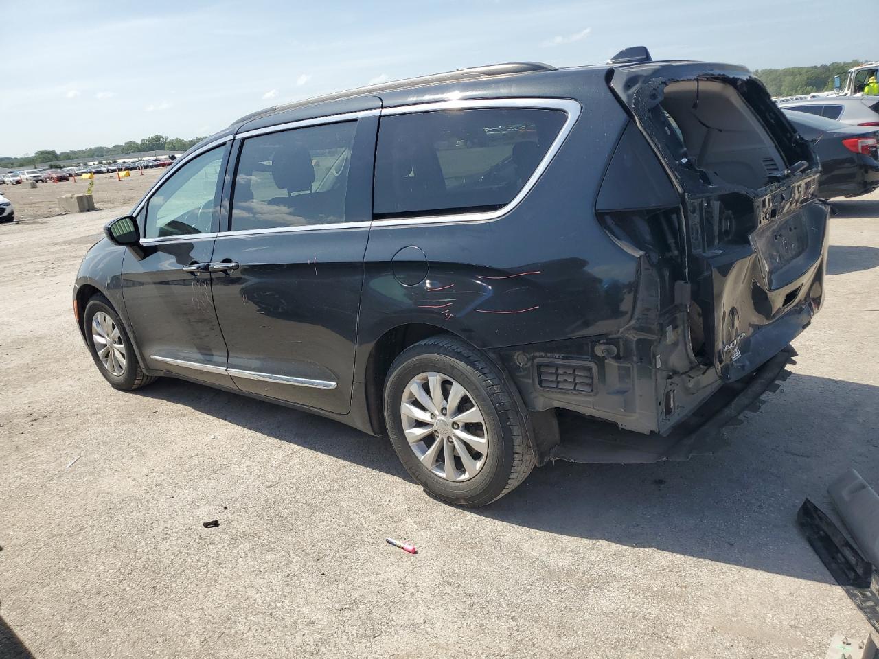 2017 Chrysler Pacifica Touring L - Фото 2