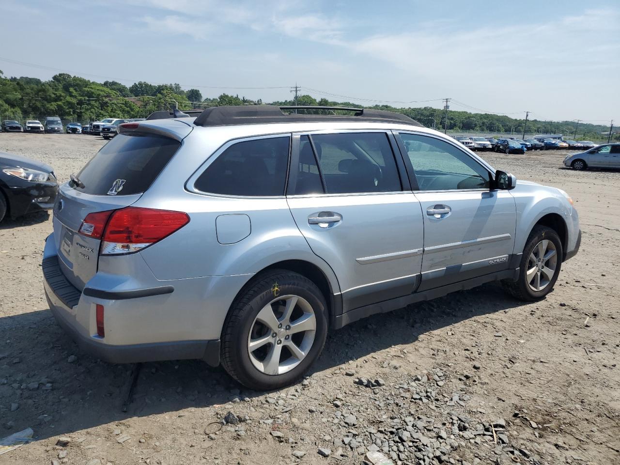 2014 Subaru Outback 3.6R Limited - Image 3